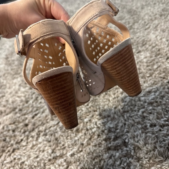 Vince Camuto Women’s Bootie Open Toe Stacked Heel Cut Out Tan Beige Size 8.5 - Picture 4 of 7